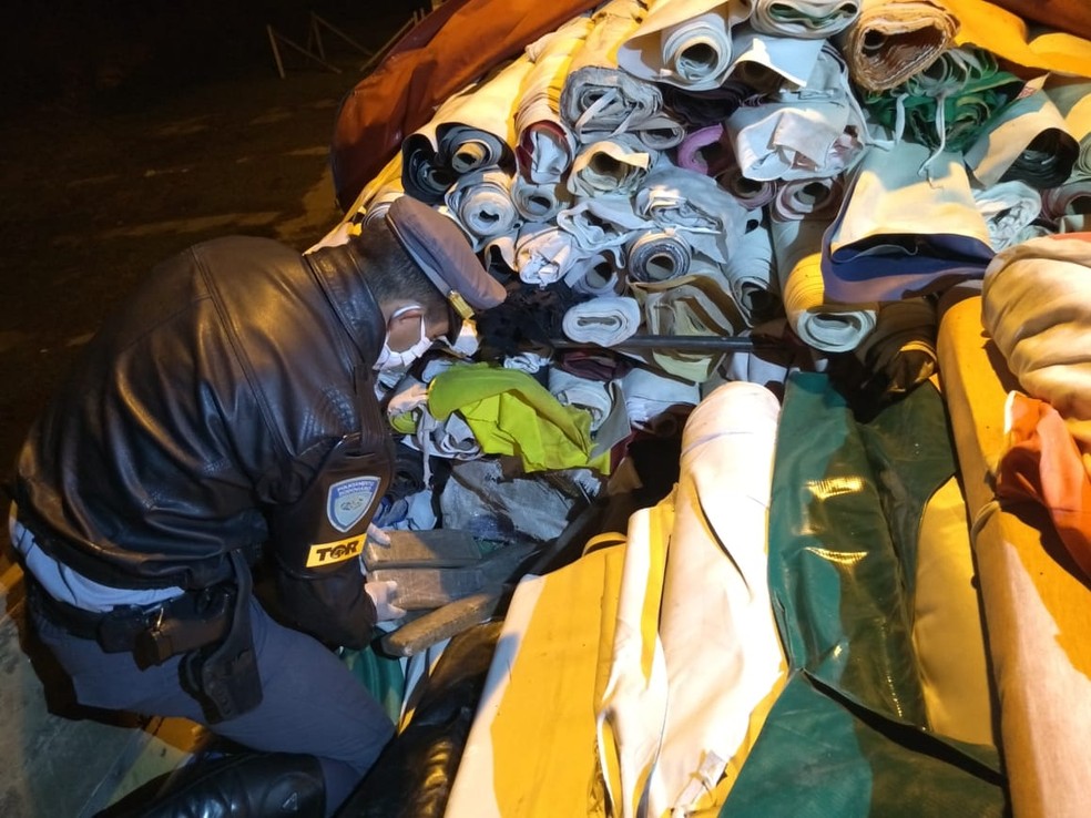 Os tabletes de maconha estavam escondidos em meio a rolos de tecido &mdash; Foto: Pol&iacute;cia Rodovi&aacute;ria/Divulga&ccedil;&atilde;o