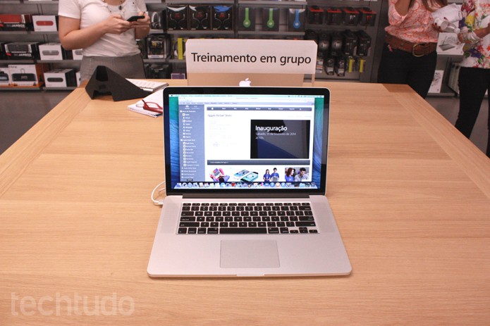 Treinamento em grupo na Apple Store (Foto: Allan Melo / TechTudo)