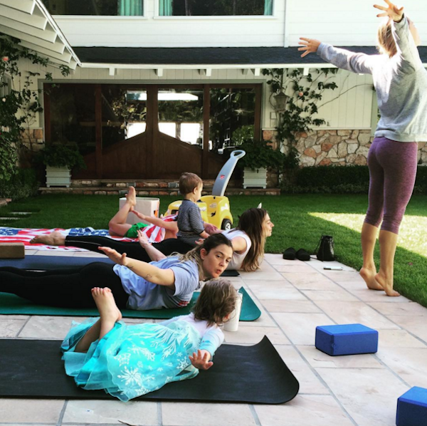 A atriz Drew Barrymore na aula de ioga acompanhada da filha vestida de princesa (Foto: Instagram)