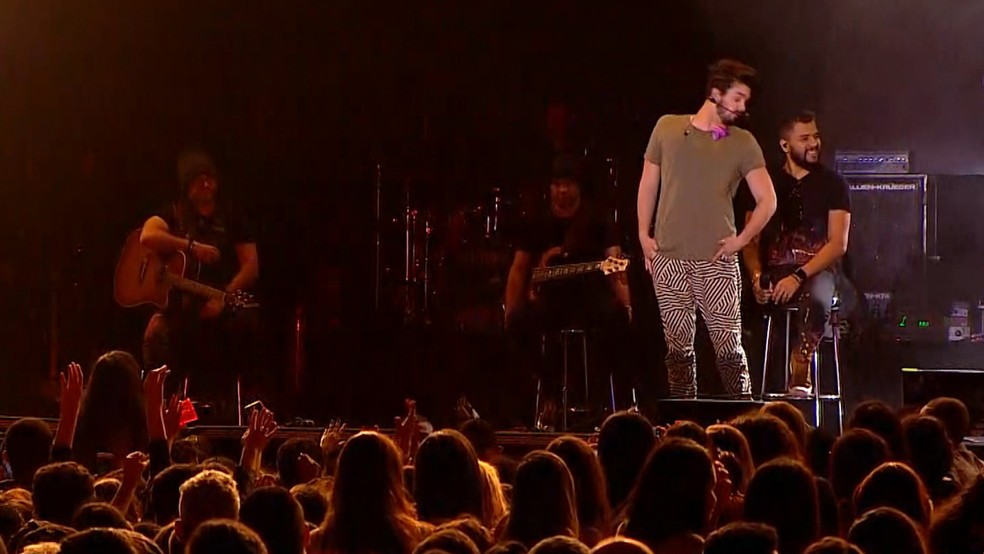 Momento em que Luan Santana foi atingido no rosto por calcinha jogada por f� (Foto: Reprodu��o/TV Sudoeste)