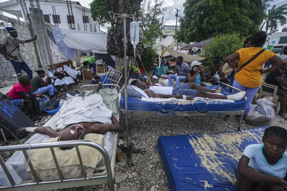 Pacientes aguardam atendimento do lado de fora de hospital em Les Cayes, em 16 de agosto de 2021 — Foto: Fernando Llano/AP