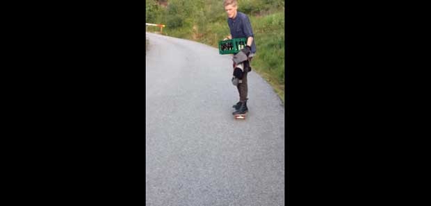 Norueguês tenta transportar caixas de cerveja em cima de um skate (Foto: Reprodução/YouTube/mrkarius)