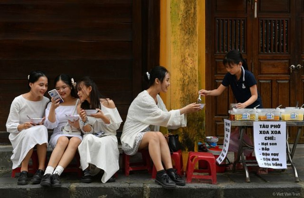 "Quatro meninas estavam comendo uma sopa doce com paixão, o que me fez sentir que a vida é linda, embora todos estejamos vivendo em uma pandemia." — Foto: VIET VAN TRAN
