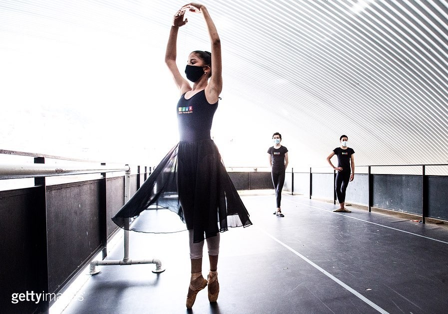 Após 5 meses, Ballet Paraisópolis retorna suas atividades seguindo novas regras de proteção (Foto: Getty Images)