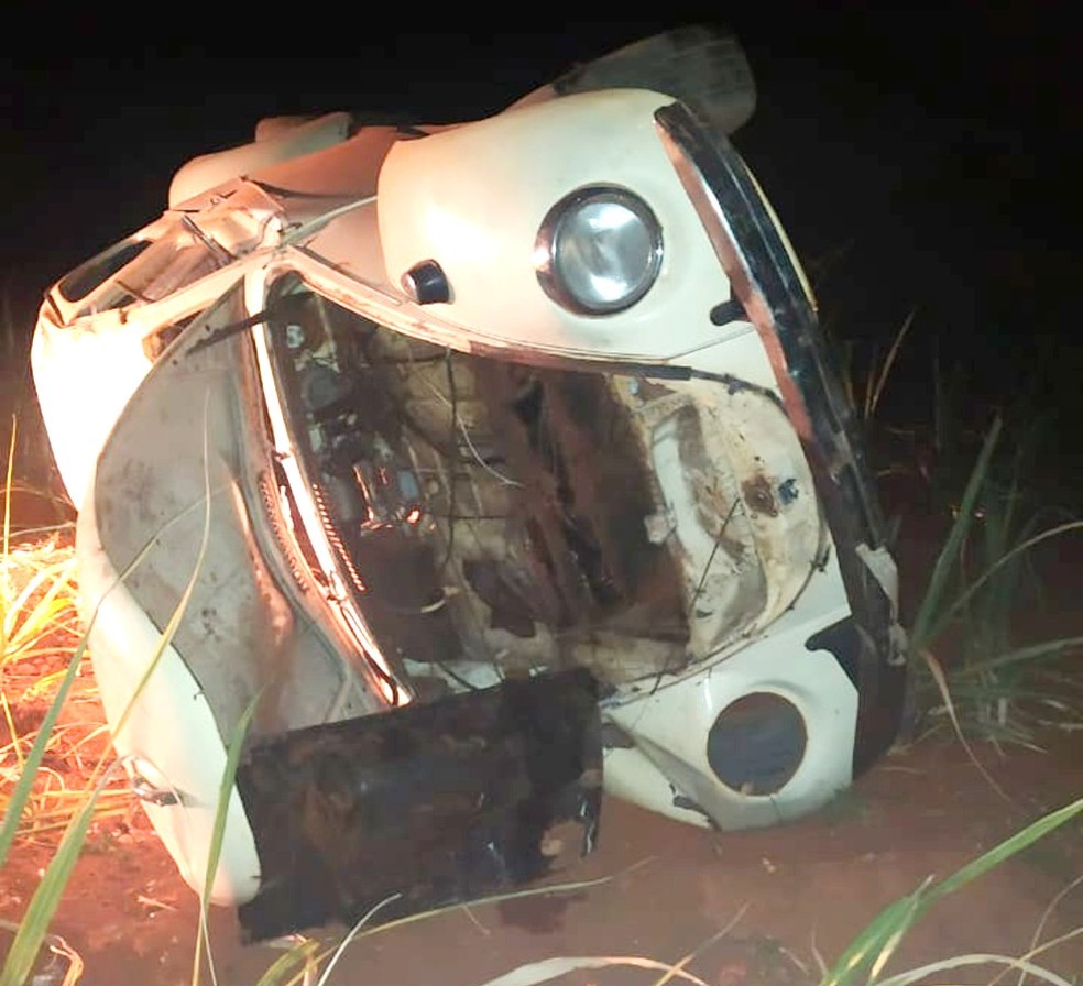 Adolescente furta veículo de pátio, derruba portão com o carro e capota em estrada rural de Paraguaçu Paulista — Foto: i7 Notícias/Divulgação