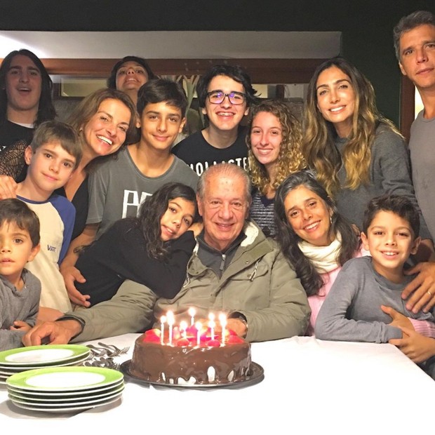 Marcio Garcia posta foto com a família para falar da saúde do pai, internado com Covid (Foto: Reprodução/Instagram)