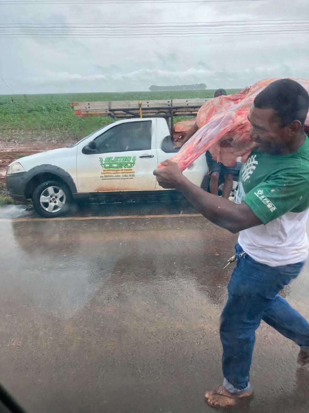 Moradores levam carne para casa — Foto: Divulgação