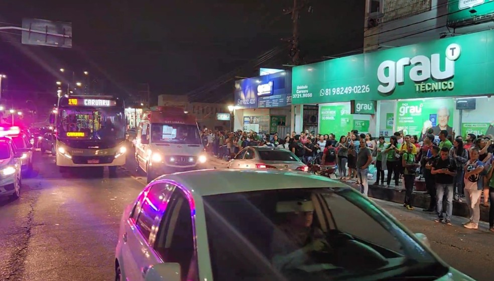 Duas pessoas foram baleadas no Centro de Caruaru — Foto: Caruaru no Face