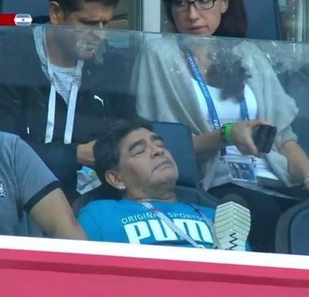 Maradona tira soneca no jogo que classificou a Argentina para as quartas de final da Copa da Rússia (Foto: Reprodução/Twitter)