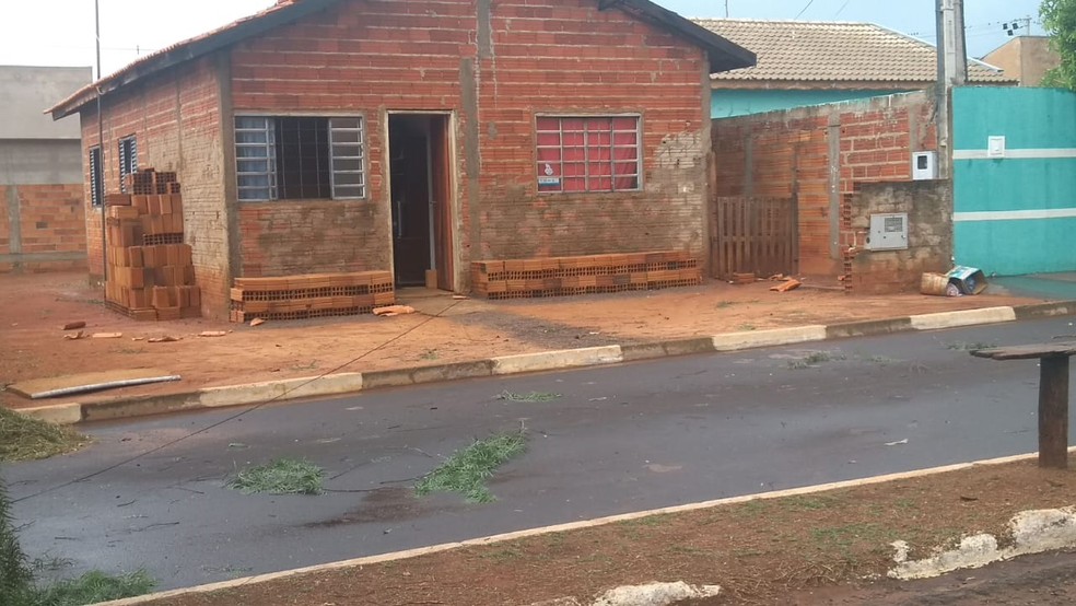 Telhas de casas caíram com temporal em Narandiba — Foto: Paulo César Barbosa de Souza/Cedida