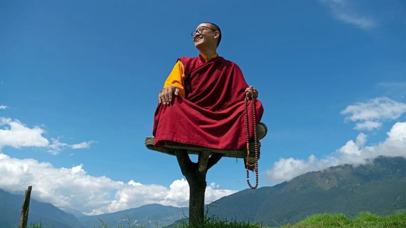 Rinpoche era um dos mestres espirituais mais jovens do Butão quando assumiu a posição em 2009 (Foto: Scott A Woodward via BBC News)