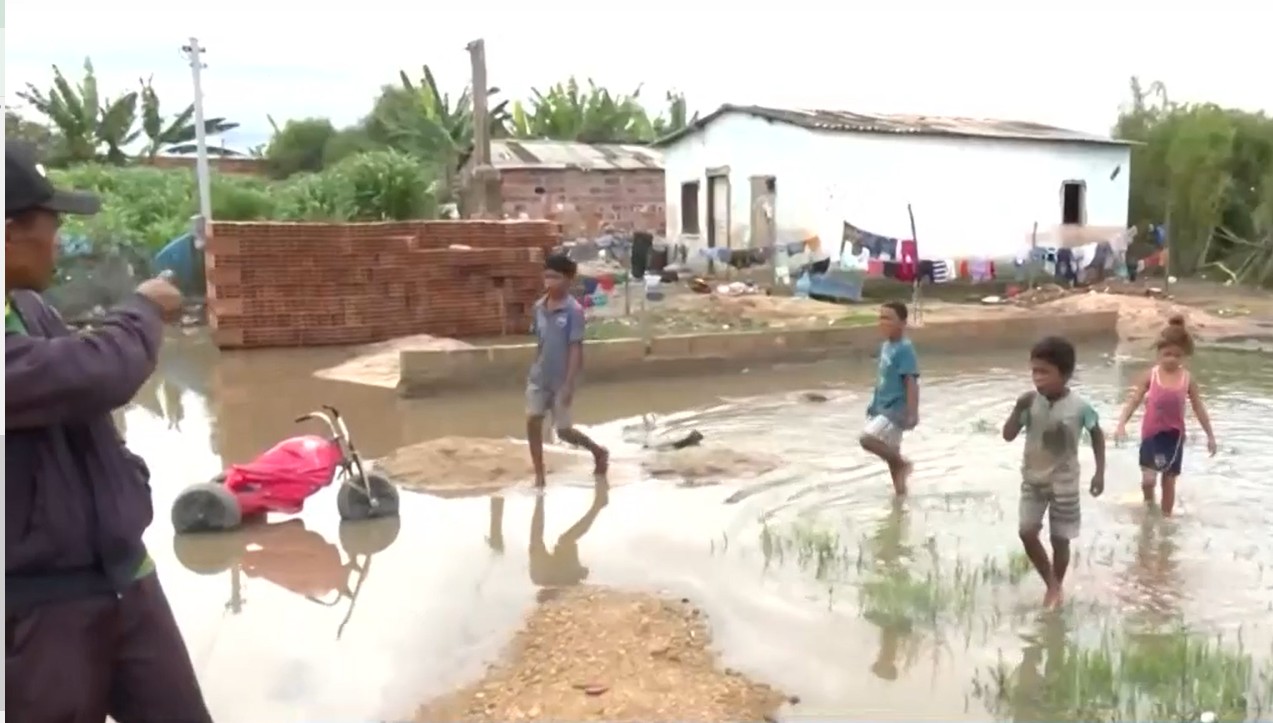 Chuva deixa ruas alagadas em localidade na cidade de Vitória da Conquista: 'está um caos'