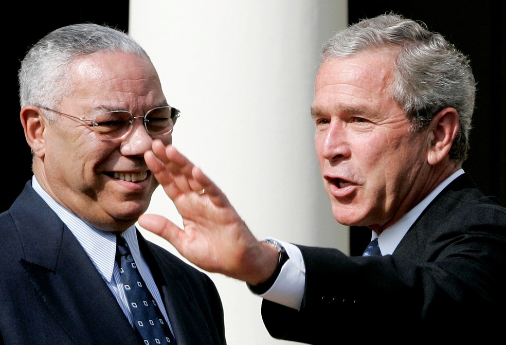 Colin Powell ao lado de George W. Bush em foto de agosto de 2004 — Foto: Larry Downing/Reuters