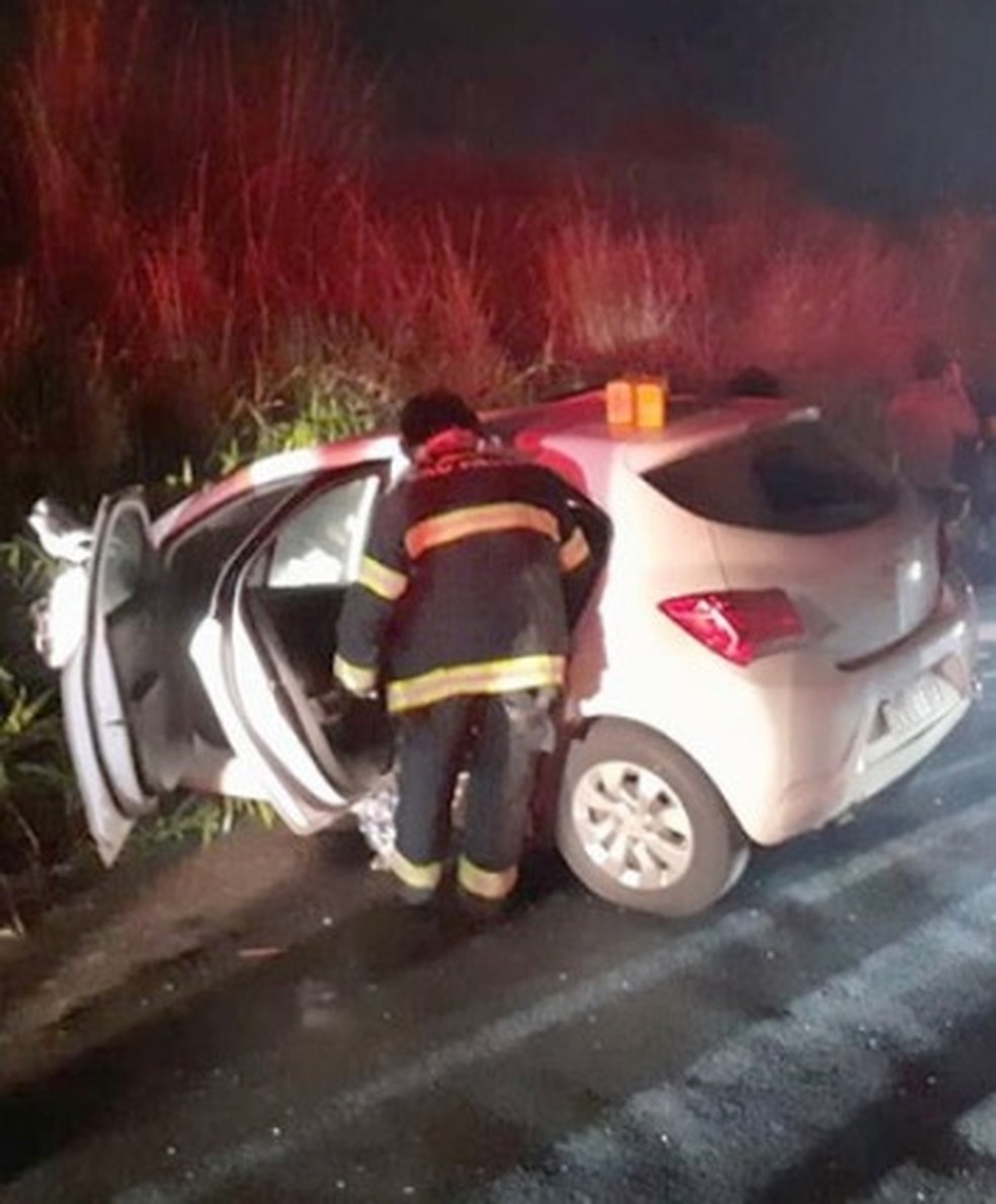 Um dos veículos era ocupado por quatro pessoas, que sofreram ferimentos de natureza leve — Foto: Polícia Rodoviária