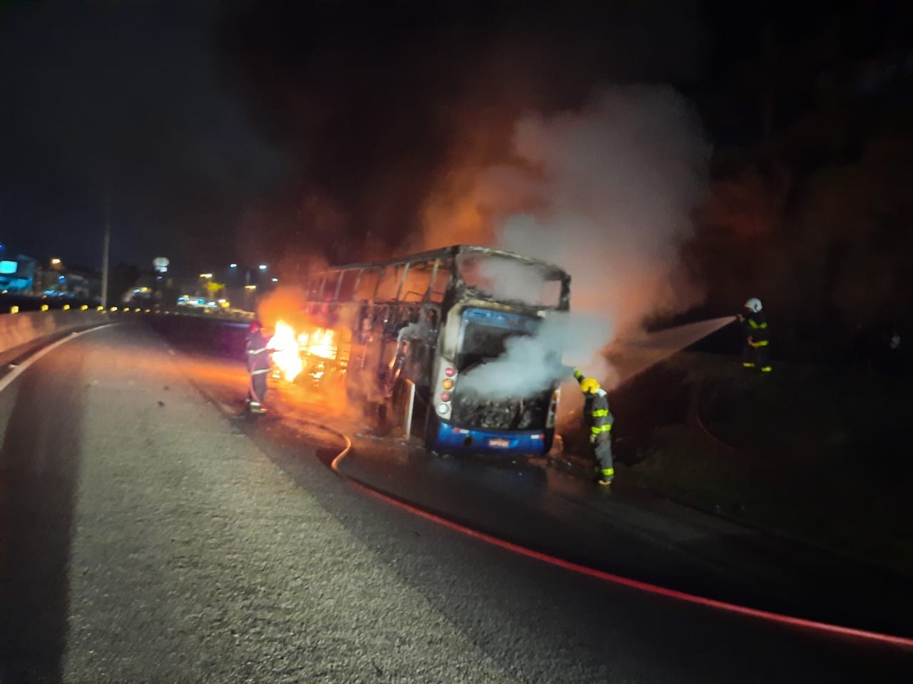 Ônibus com 49 passageiros pega fogo na BR-040 em Barbacena