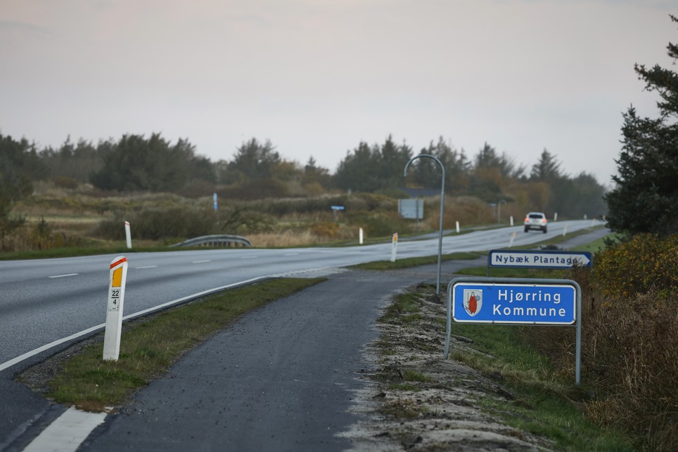 Foto tirada nesta sexta-feira (6) mostra placa sinalizando a fronteira municipal para a cidade de Hjørring, na Dinamarca, uma das cidades afetadas pelo lockdown decretado pelo governo na quinta-feira (5). A medida deve vigorar até pelo menos 3 de dezembro.  — Foto: Claus Bjoern Larsen / Ritzau Scanpix / AFP