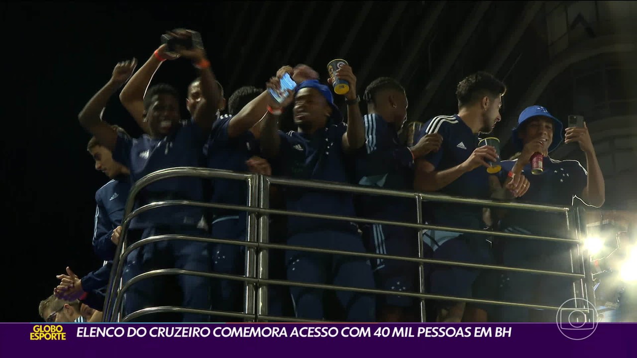 Elenco do Cruzeiro comemora acesso com milhares de pessoas no centro de Belo Horizonte