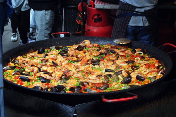 Paella com bacalhau é uma boa alternativa para o almoço de Páscoa (Foto: Pexels)