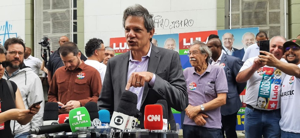 Fernando Haddad (PT) durante caminhada em Guarulhos — Foto: Luiza Vaz/TV Globo