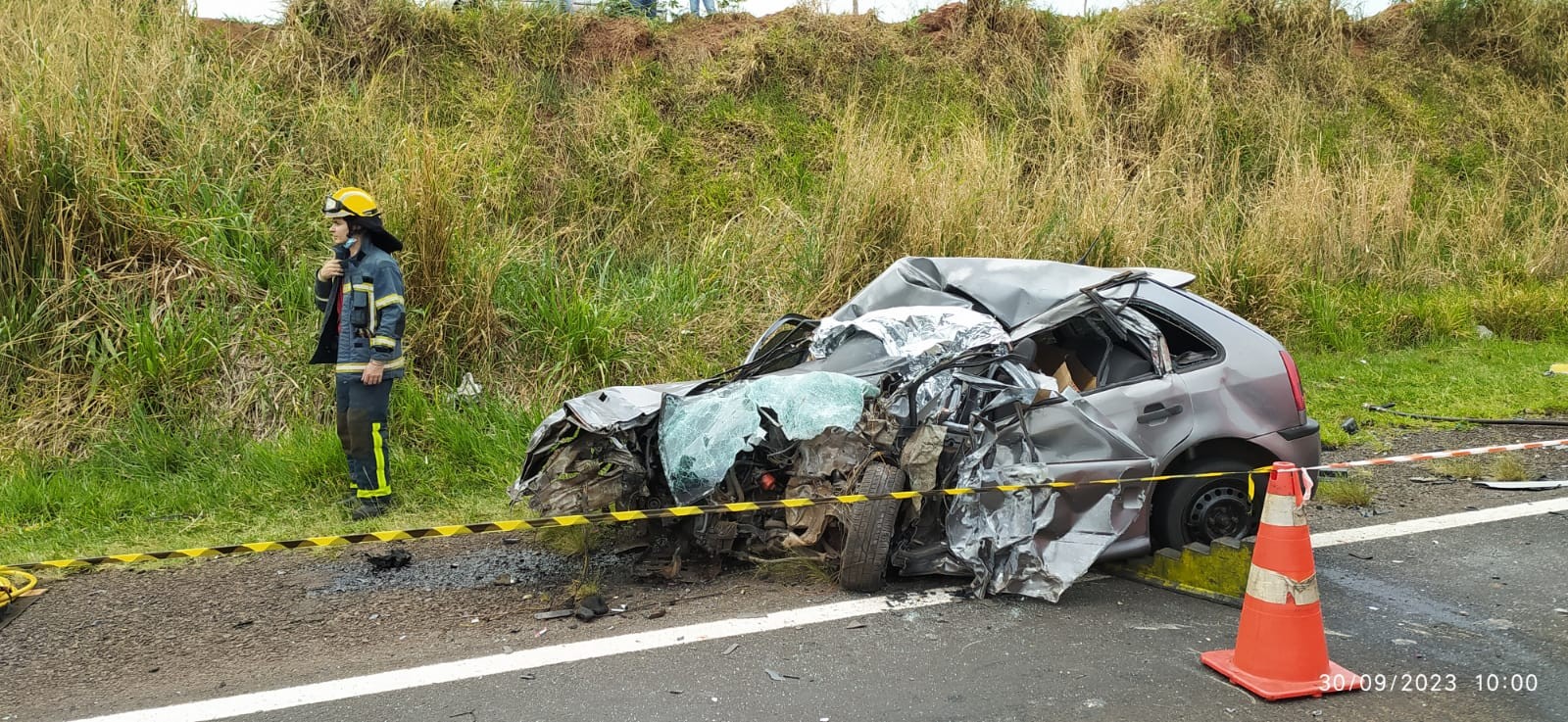 Homem de 38 anos morre após batida entre carro e caminhão em Santa Fé 