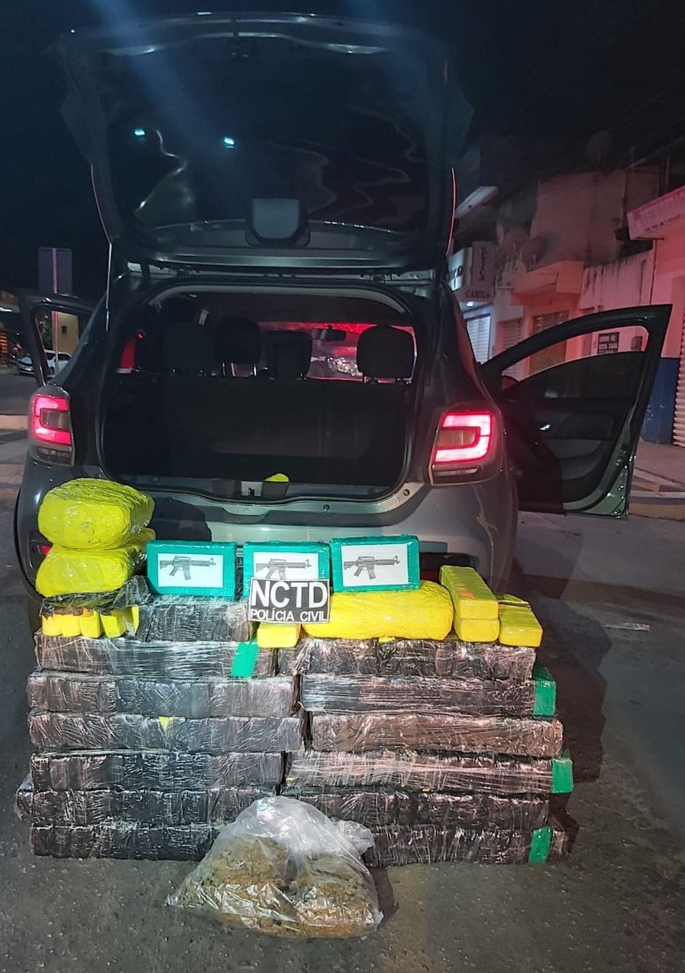 183 tabletes de maconha, três tabletes de cocaína e quatro embalagens de skunk estavam sendo transportados no porta-malas do carro flagrado na cidade de Jardim. — Foto: Polícia Civil/ Divulgação
