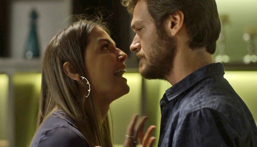 Beto fica cara a cara com Karola após descobrir verdade sobre filho roubado — Foto: TV Globo