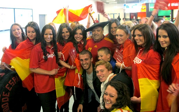 Torcedor símbolo da Espanha com polonesas na Euro (Foto: Victor Canedo / Globoesporte.com)