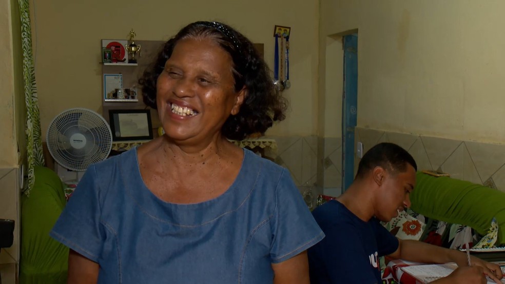 Bernadete do Rosário, mãe de Venâncio de Jesus, que tirou 940 pontos no Enem  — Foto: Reprodução/TV Gazeta