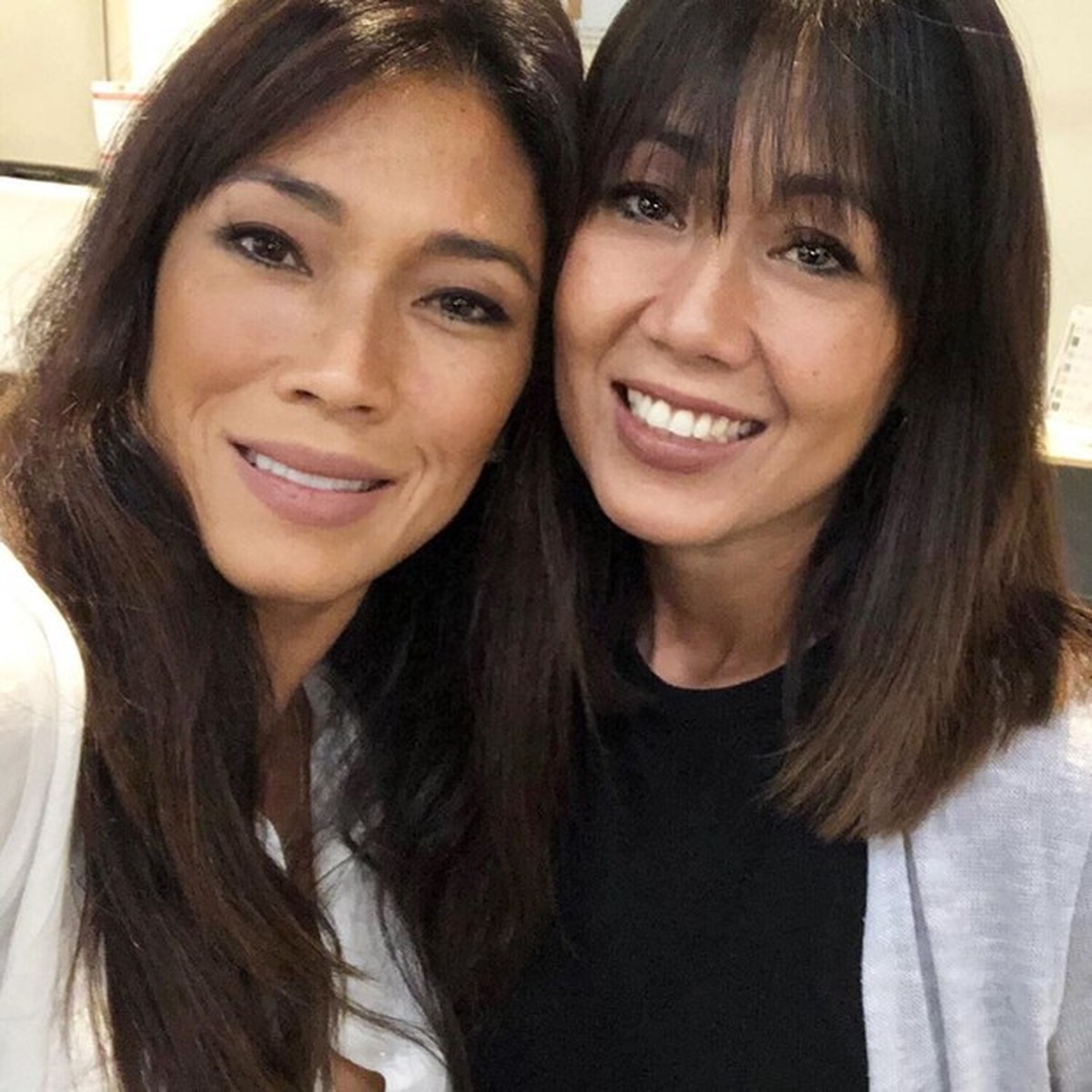 Danni Suzuki posa com a irm&atilde; e semelhan&ccedil;a vira alvo de coment&aacute;rios: "Qual  delas &eacute; voc&ecirc;?" | Celebridades | vogue