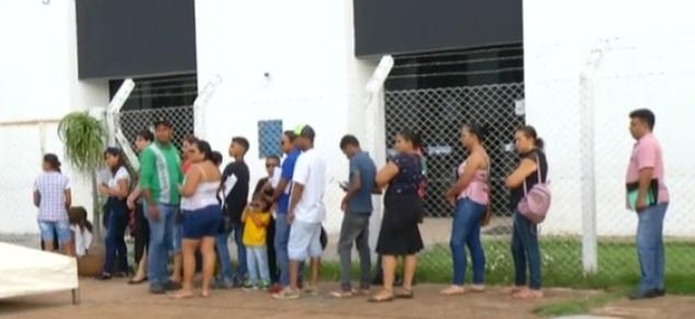 Fila se formou antes dos portões abrirem  — Foto: Reprodução/TV Anhanguera