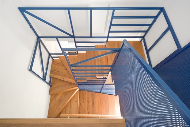 Azul, madeira e uma escada surpreendente tornam esta casa única (Foto: Anna Positano)