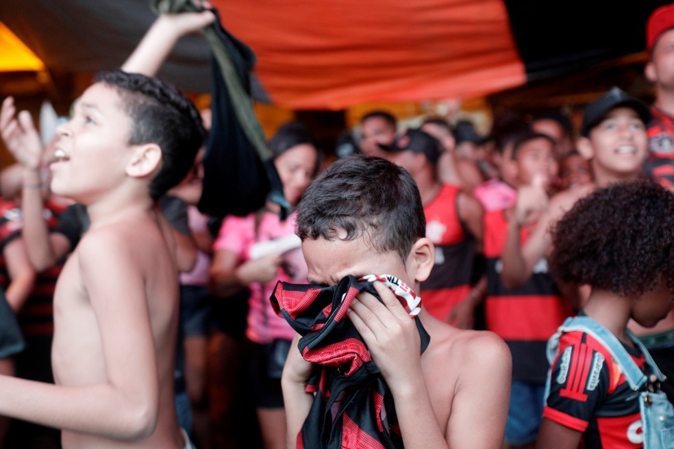 Menino se emociona durante o jogo — Foto: Ricardo Moraes / Reuters