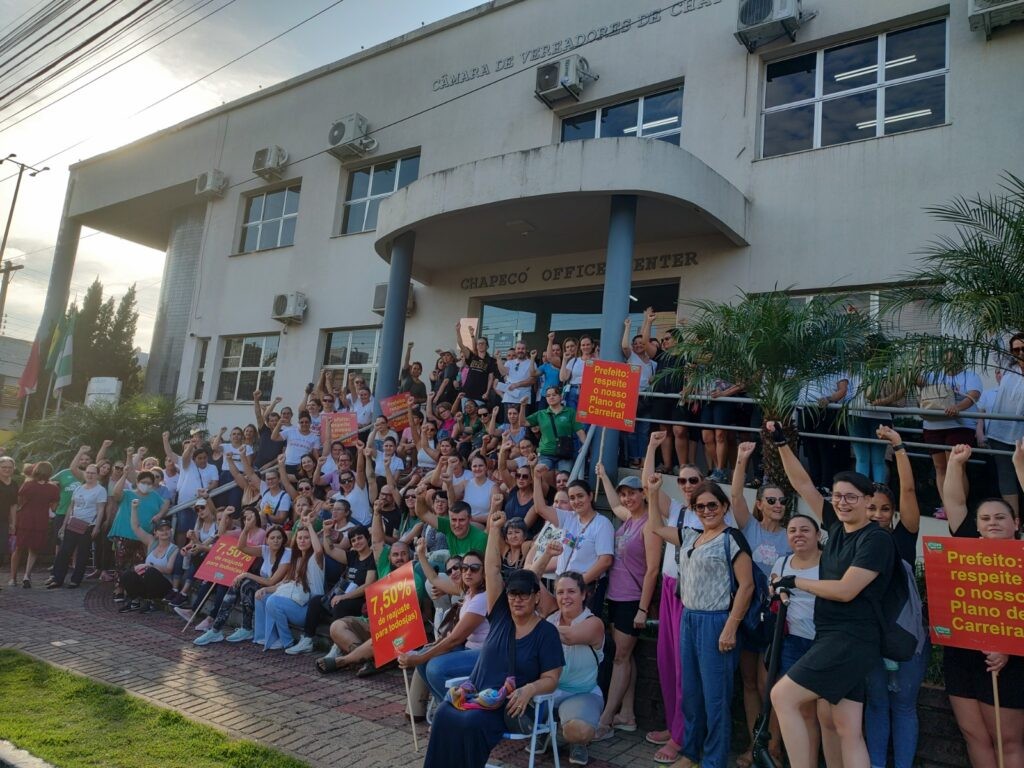 Servidores de Chapecó, maior cidade do Oeste de SC, entram em greve e cobram reajuste salarial