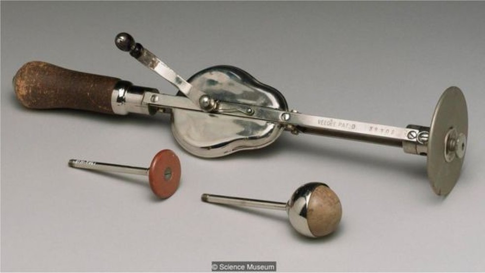 Dizem que o massageador vibratório Veedee, que remonta ao início de 1900, curava quase qualquer doença, de resfriados a problemas digestivos — Foto: Science Museum