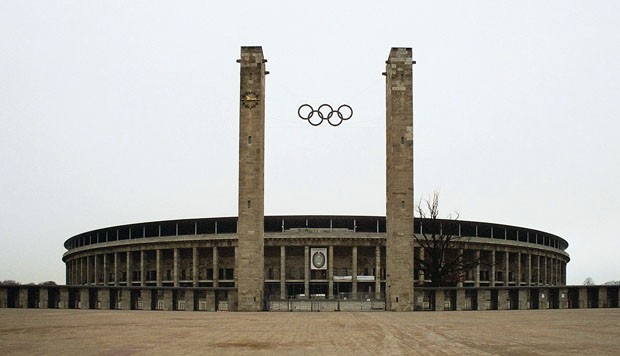   (Foto: reprodução / Wikimedia Commons / http://commons.wikimedia.org/wiki/File:Berlin_Olympiastadion_Main_Entrance_Olympic_Rings_dec_2004b.jpg)