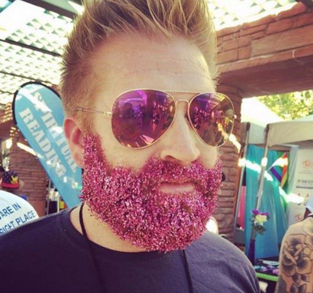 A barba com glitter já chegou às ruas (Foto: Reprodução/ Instagram)