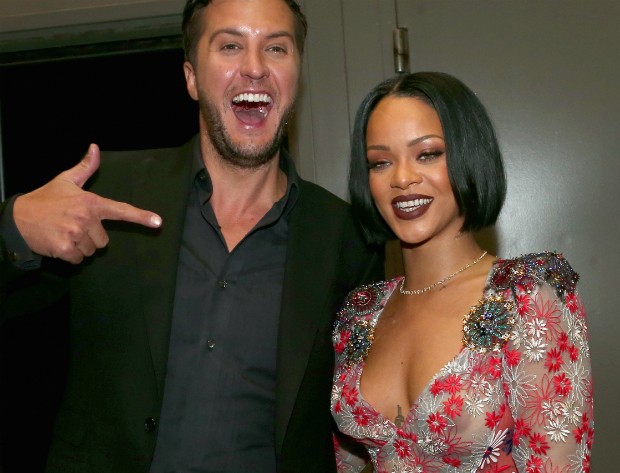 Lance Bass posa com Rihanna nos bastirores de nova turnê da cantora (Foto: Getty Images)