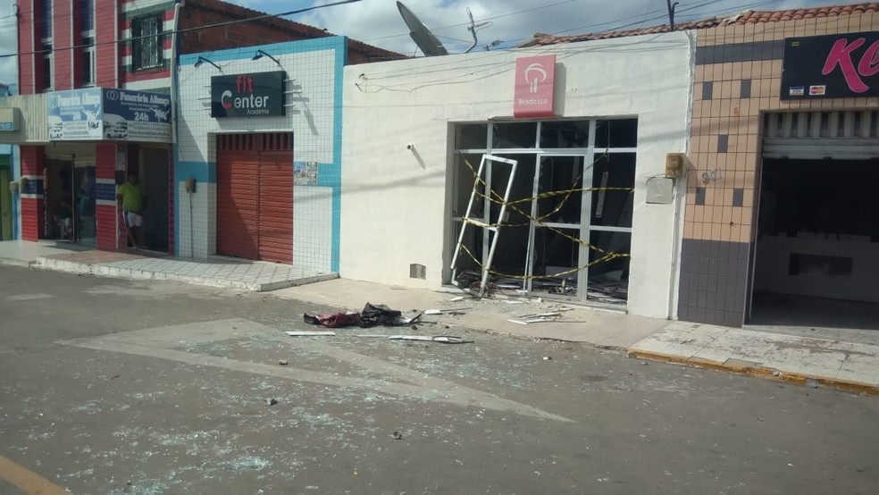 AgÃªncia de AracatiaÃ§u ficou destruÃ­da. Policiais realizam buscas na RegiÃ£o Norte do CearÃ¡. â€” Foto: Evelyn Ferreira/TV Verdes Mares