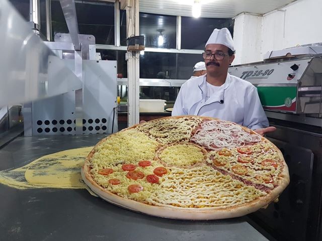 Pizza gigante da Pizzaria Bate Papo (Foto: Divulgação)