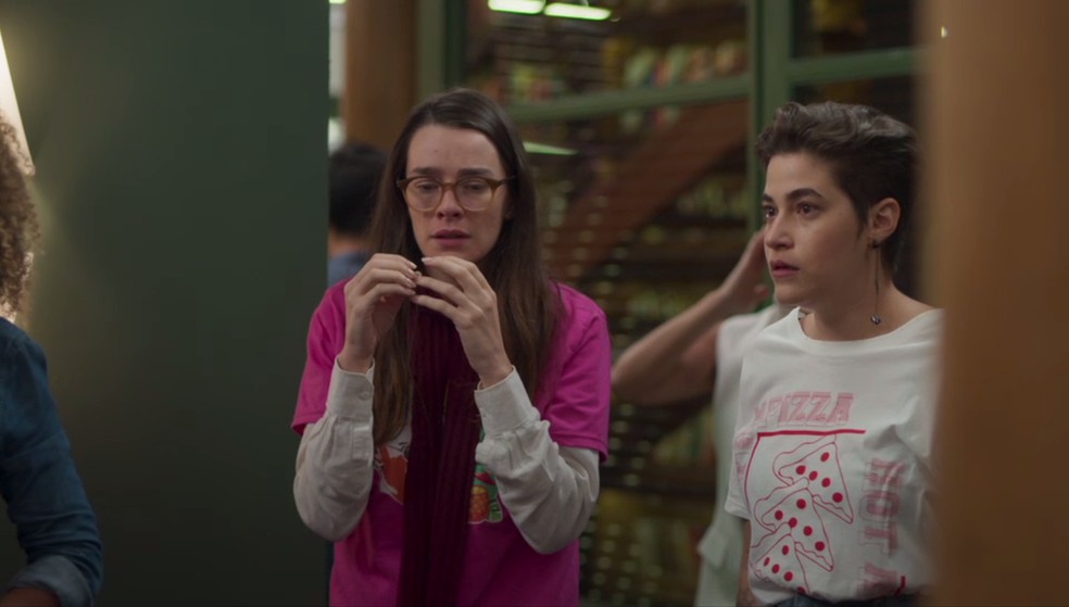 Evelyn (Mariana Molina) e Thaíssa (Yasmin Gojmlevsky) ficam em choque ao se darem conta de que Felipe (Arthur Sales) é a vítima — Foto: Globo