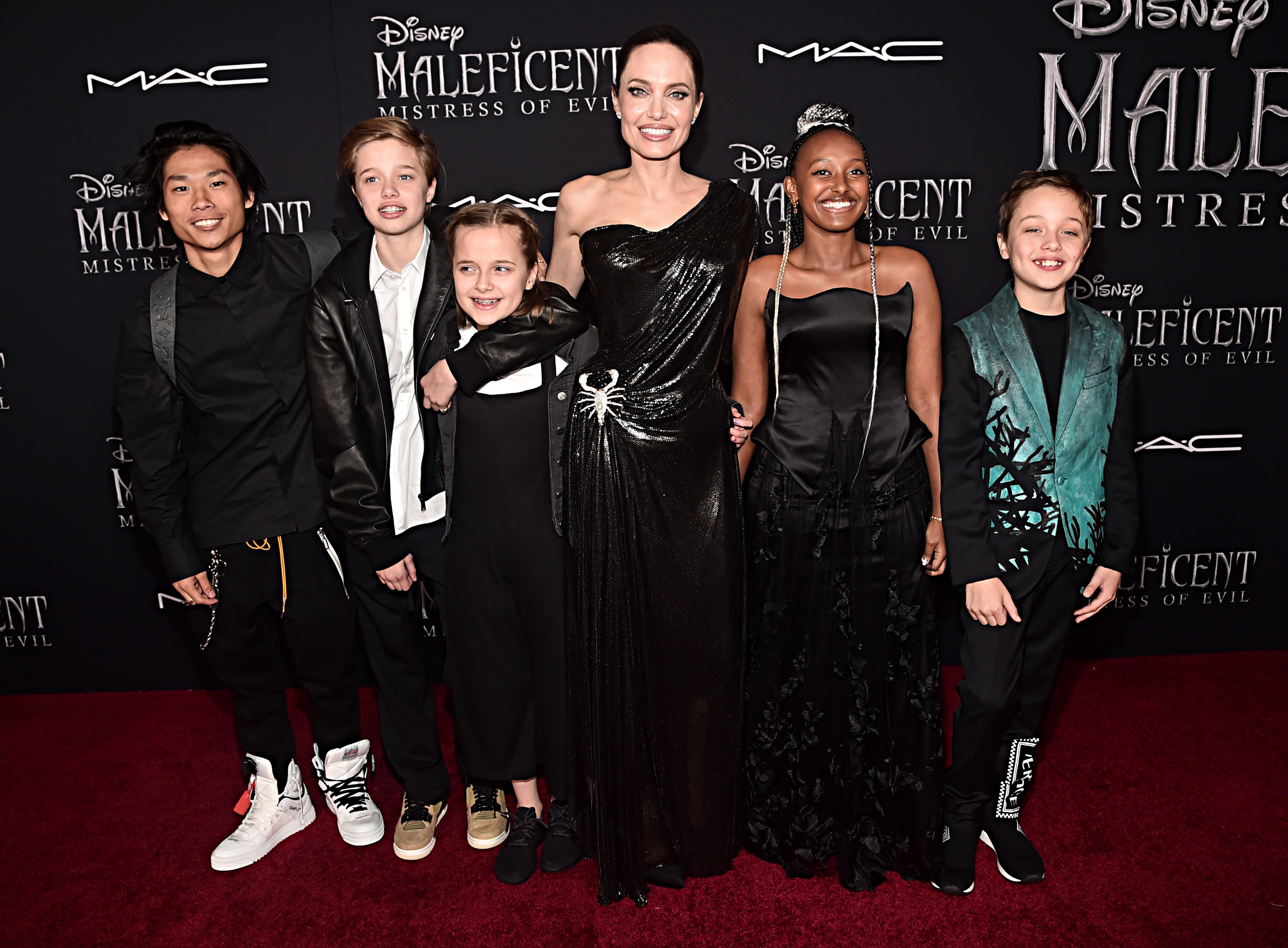 FOTOS: Angelina Jolie posa com os filhos no tapete vermelho de