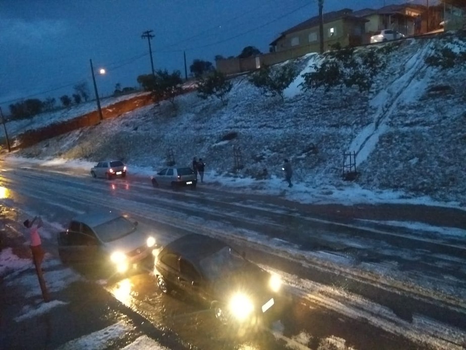 Gelo cobre passeios e ruas apÃ³s chuva de granizo em SÃ£o JosÃ© do Alegre, MG