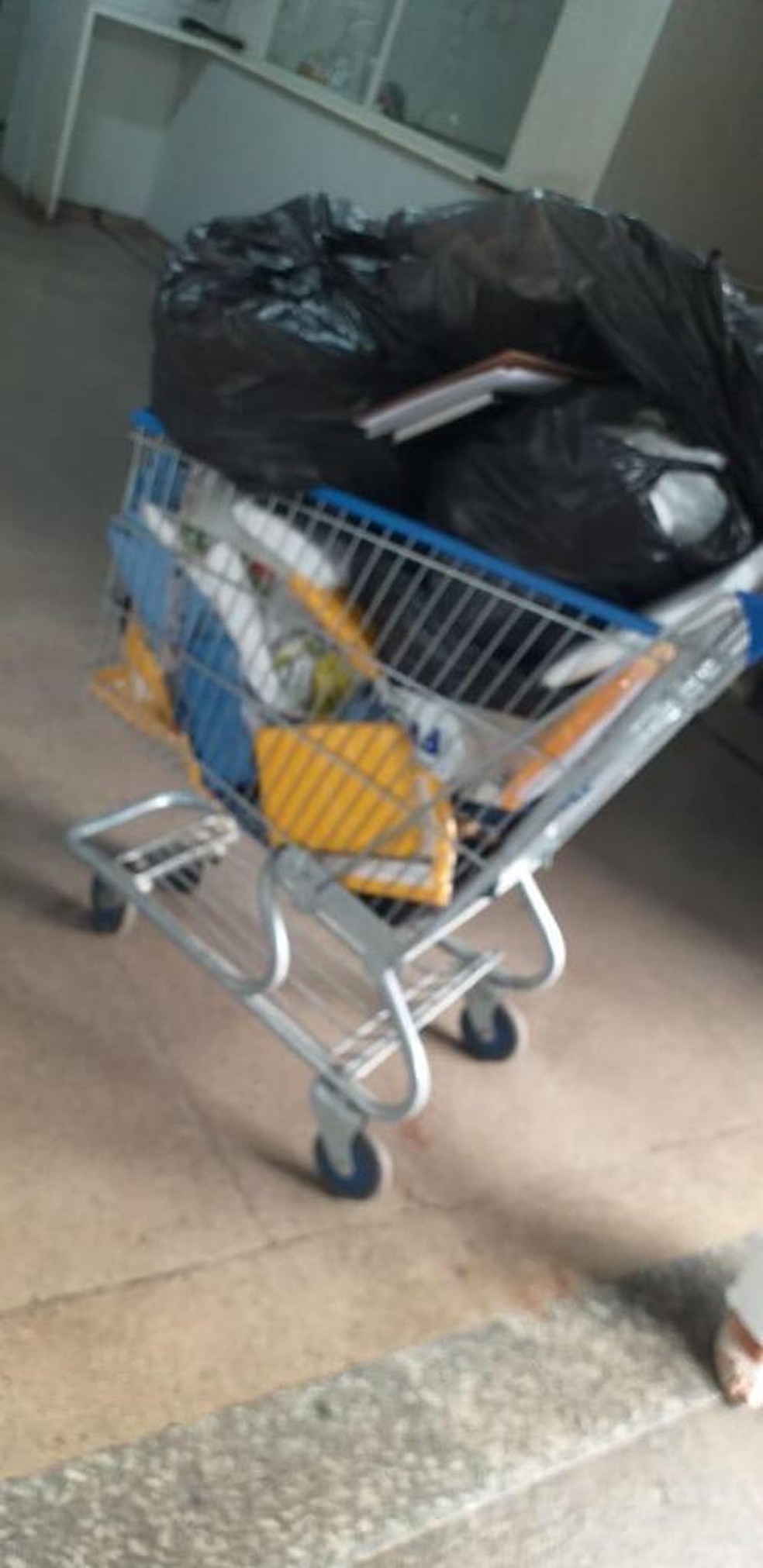Servidores colocaram EPIs em sacos de lixo e depois em carrinho — Foto: Prefeitura de Cuiabá/Assessoria