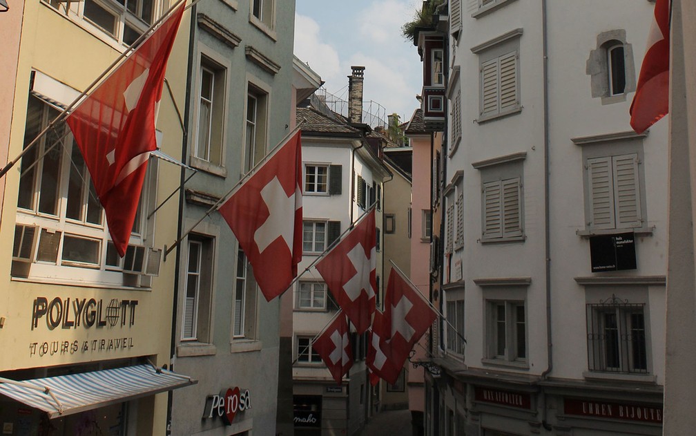 Bandeiras da Suíça penduradas nas fachadas de Zurique — Foto: lekca060/Creative Commons