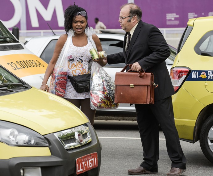 Dinorah leva Breno para vender produtos no meio da rua (Foto: Raphael Dias/ Gshow)