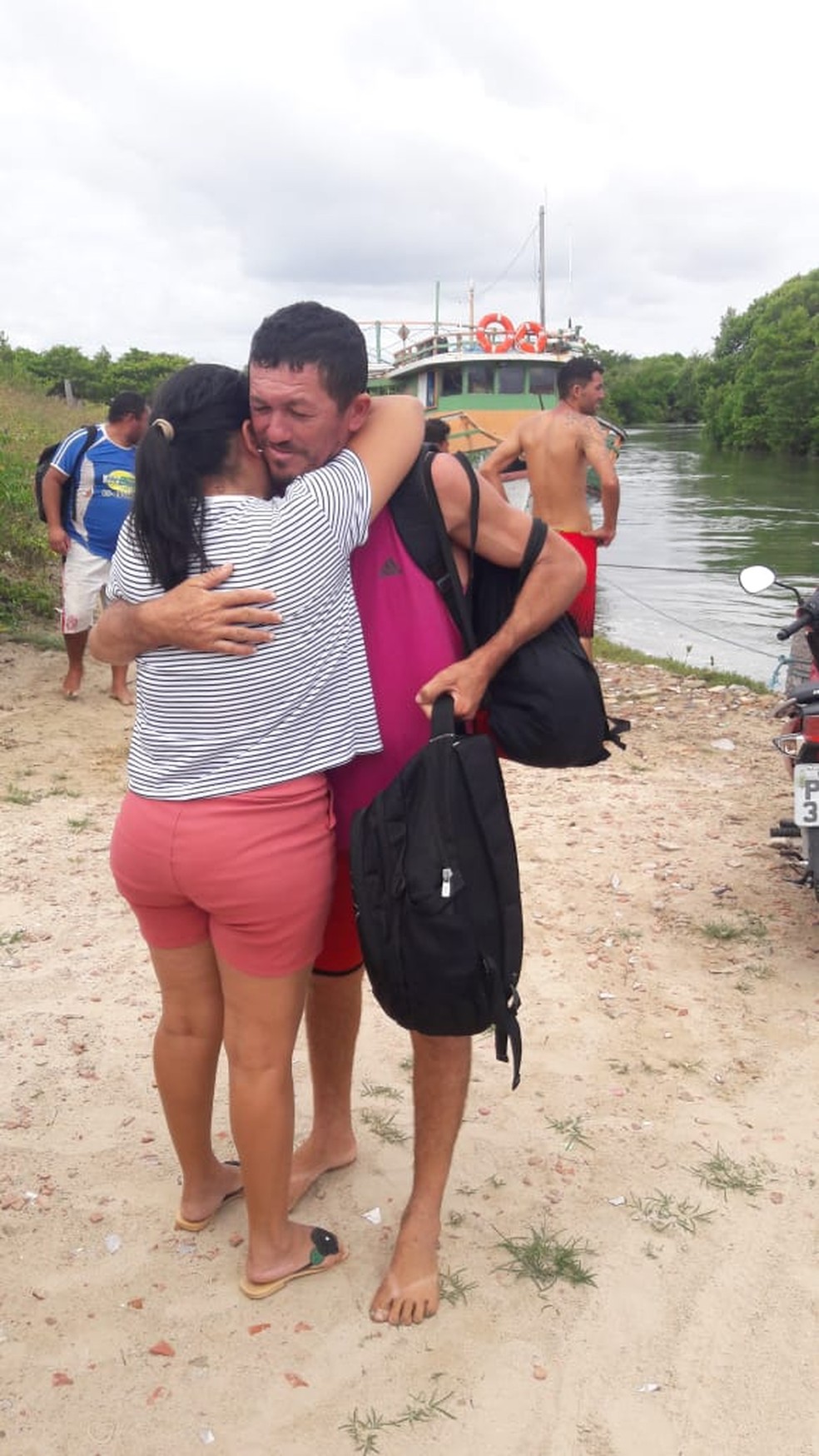O reencontro de pescador e a irmã aconteceu na manhã deste domingo em Acaraú. — Foto: Arquivo Pessoal