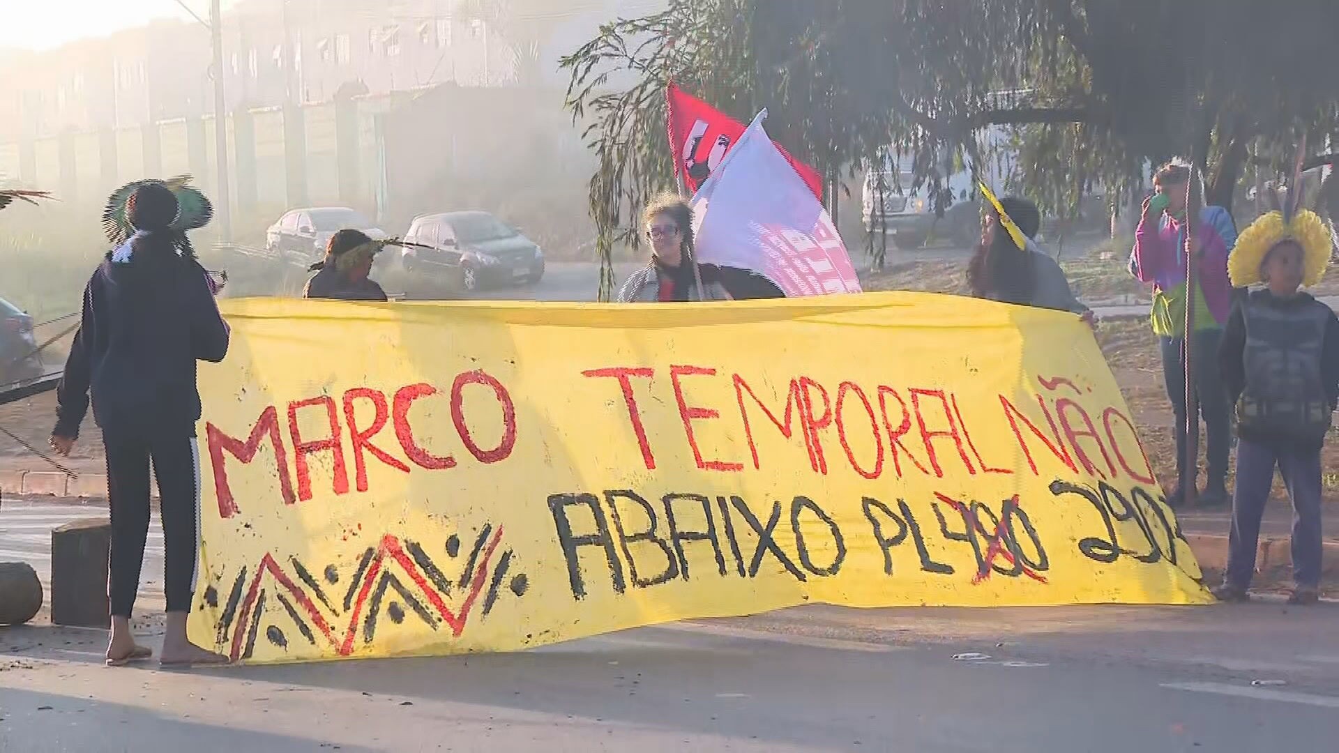 Indígenas fazem ato contra marco temporal e bloqueiam Rodovia Fernão Dias, na Grande BH
