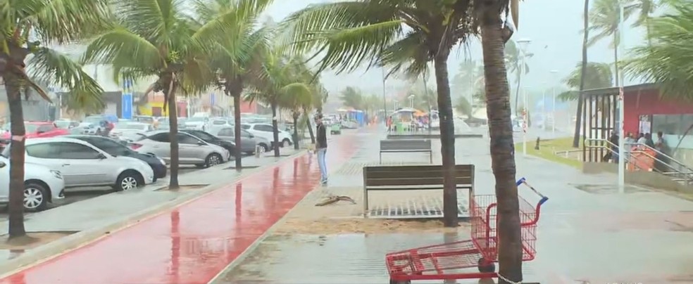 Orla de Itapuã, durante chuva em Salvador — Foto: TV Bahia