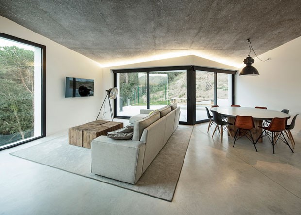 Casa em terreno inclinado com decoração minimalista  (Foto: Jordi Surroca / Divulgação)