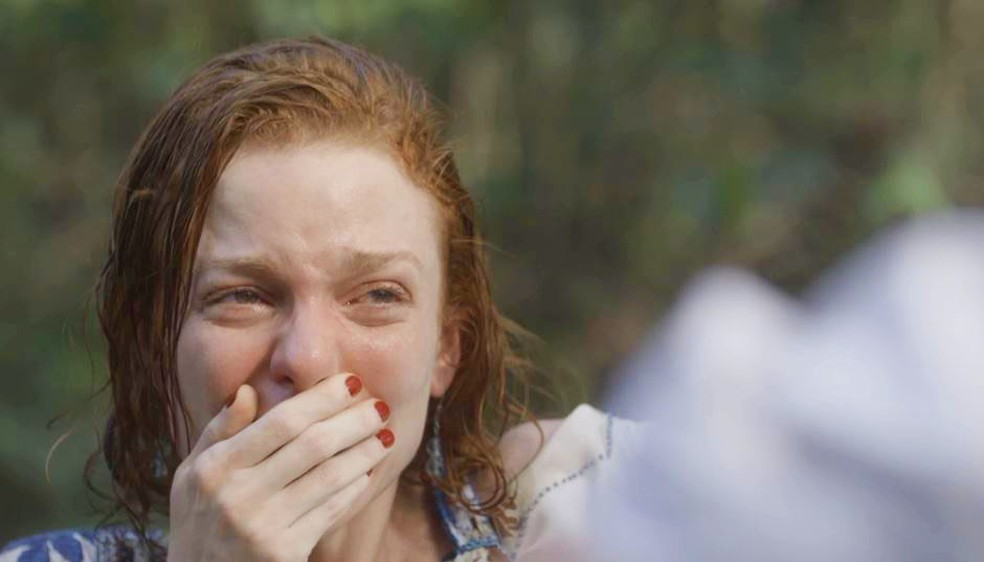Olga (Maria Eduarda de Carvalho) se emociona após nascimento do quarto filho em 'Éramos Seis' — Foto: Globo